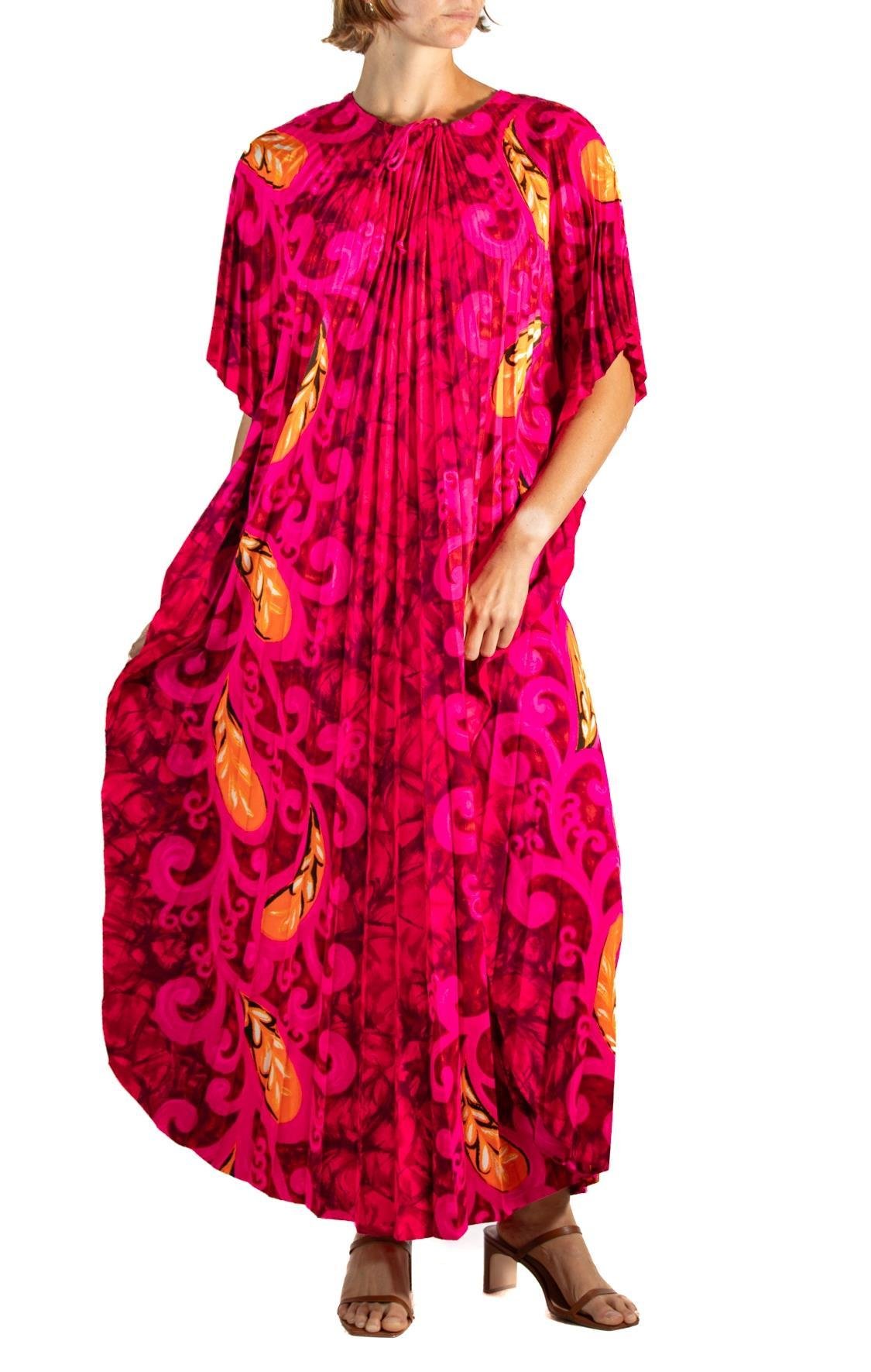1970S KAMEHAMEKA Pink & Red Cotton Barkcloth Pleated Hawaiian Kaftan Dress 1970S KAMEHAMEKA Pink & Red Cotton Barkcloth Pleated Hawaiian Kaftan Dress